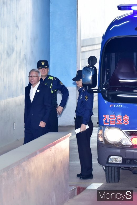 [머니S포토] 법정 도착한 양승태 전 대법원장, 석달만에 법원 행