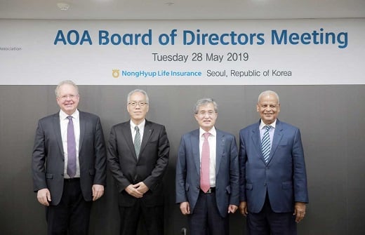 (왼쪽부터)크리스 블랙 뉴질랜드 FMG CEO, 후미오 야나이 일본 전공련 대표이사, 홍재은 NH농협생명 대표이사, P.키리완디냐 스리랑카 SANASA 보험사 회장이 회의를 마친 후 기념사진을 촬영하고 있다. / 사진=NH농협생명