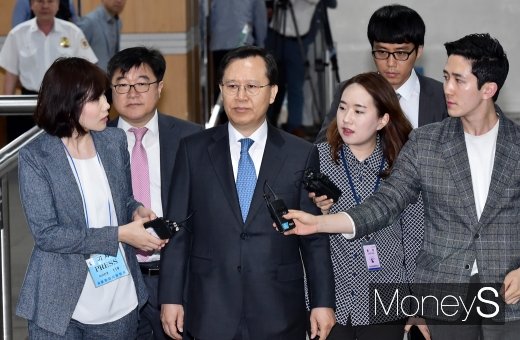 [머니S포토] 사법농단 혐의 박병대, 취재진 질문에 묵묵부답