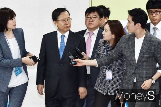 [머니S포토] 취재진 바라보는 박병대 전 대법관