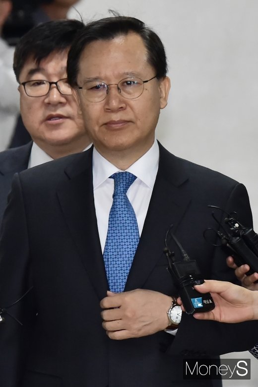 [머니S포토] 굳은 표정으로 법정 향하는 박병대