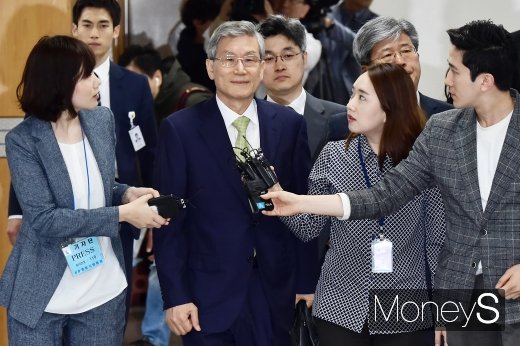 [머니S포토] 첫 공판에 출석하는 고영한 전 대법관