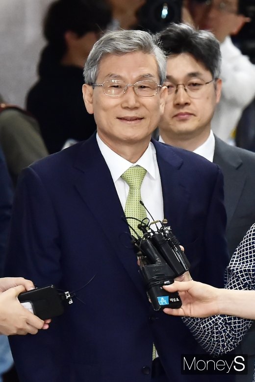 [머니S포토] 사법농단 혐의 고영한, 희미한 미소 머금고