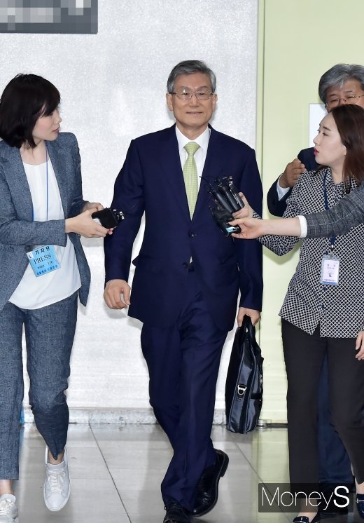 [머니S포토] 사법농단 공판 출석하는 고영한 전 대법관