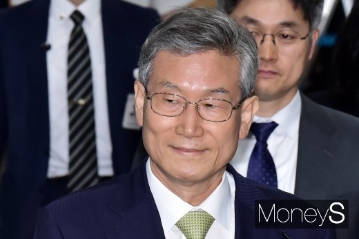 [머니S포토] 사법농단 혐의 고영한, 법정으로...