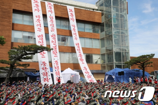 28일 오전 현대중공업 노조 조합원들이 임시 주주총회 회의장인 울산 동구 한마음회관에서 점거농성을 벌이고 있는 모습. /사진=뉴스1 조민주 기자