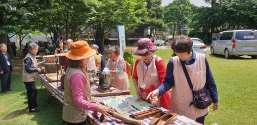 지난 28일 화성시 농업기술센터 주관으로 화성 치유 팜파티가 열린 가운데, 참석자들이 진지하게 행사에 임하고 있다. / 사진제공=화성시  
