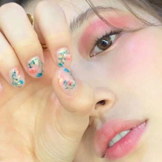 수지, 화려한 메이크업 근접샷 '무결점 피부'