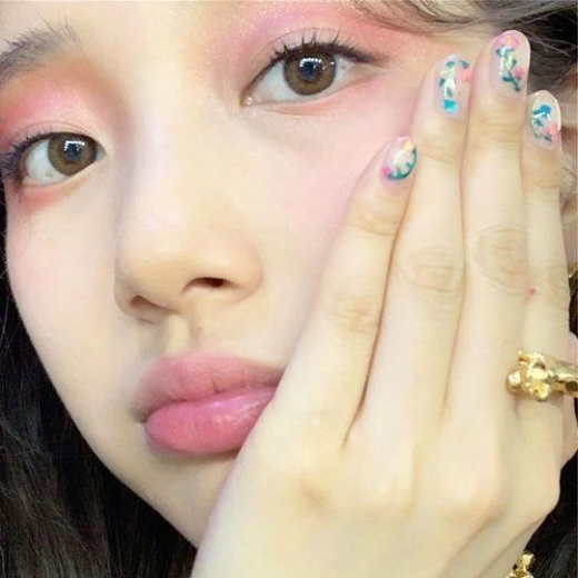 수지, 화려한 메이크업 근접샷 '무결점 피부'