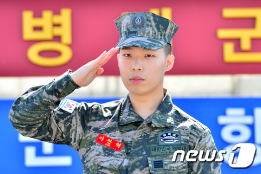 악동뮤지션 이찬혁이 29일 오전 해병대 만기 전역을 한 후 복무했던 경북 포항시 남구 오천읍 해병대 1사단 서문 앞에서 팬들에게 전역 신고를 하고 있다. /사진=뉴스1