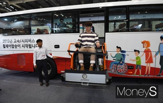 [머니S포토] 휠체어 탑승 가능한 버스