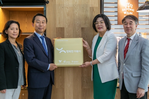 28일, 사회적기업 ‘행복한거북이’현판식에서 참석자들이 기념촬영을 하고 있다. (왼쪽부터) 정선애 서울특별시 서울혁신기획관, SPC그룹 김범호 부사장, 윤미라 (주)행복한거북이대표, 백경학 푸르메재단 상임이사
