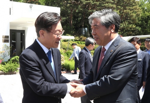 송한준 의장(오른쪽)와 이재명 지사. / 사진제공=경기도의회