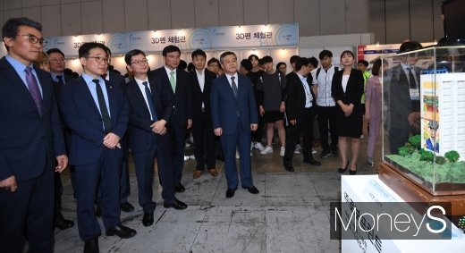 [머니S포토] 로보프린트 부스 살펴보는 박선호·손봉수