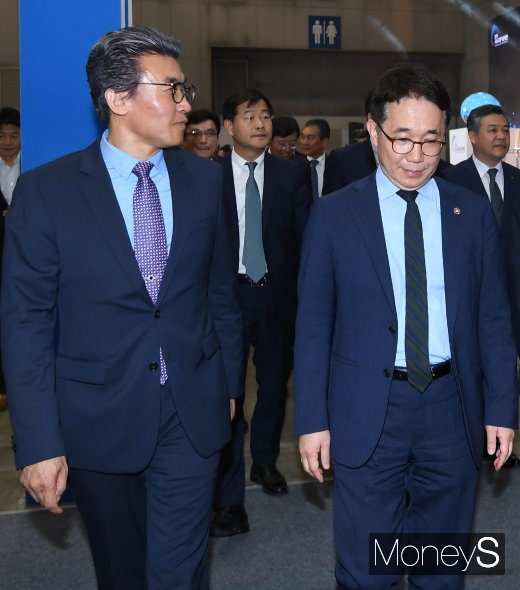 [머니S포토] '2019 국토교통기술대전' 둘러보는 박선호 차관