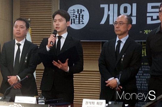 왼쪽부터 황성익 한국모바일게임협회 회장, 김주명 중앙대학교 학생, 위정현 한국게임학회 회장 겸 공대위 대표. /사진=채성오 기자