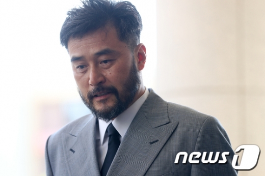 '보복운전' 관련 특수협박과 모욕 혐의 등을 받는 배우 최민수가 29일 오후 서울 양천구 서울남부지방법원에서 열린 두 번째 공판에 출석하며 취재진의 질문에 답하고 있다. /사진=뉴스1