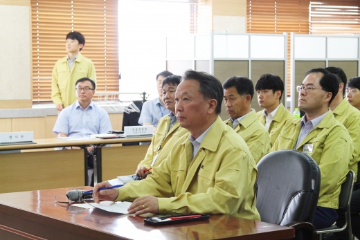 29일 한기진 경기지역본부장이 2019 을지태극연습 최초상황보고를 받고 있다. / 사진제공=농어촌公 경기본부