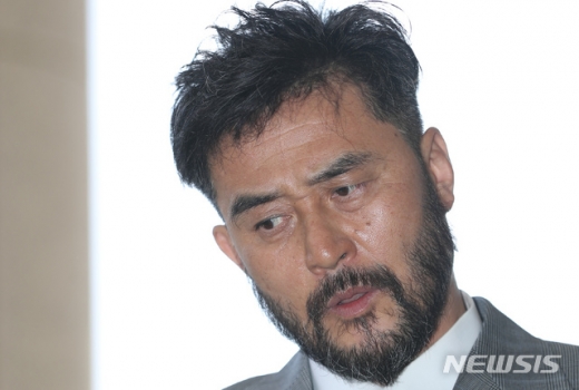 보복운전 혐의를 받는 배우 최민수가 2차 공판에 출석하기 위해 서울 양천구 서울남부지방법원으로 들어서며 입장을 밝히고 있다.  /사진=뉴시스
