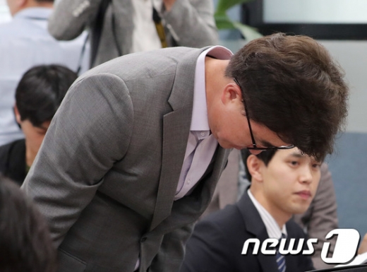 이상무 참좋은여행사 전무이사가 30일 오전 서울 중구 참좋은여행사에서 헝가리 부다페스트 다뉴브강에서 침몰한 유람선 사고와 관련 브리핑에서 고개숙여 사과하고 있다. /사진=뉴스1