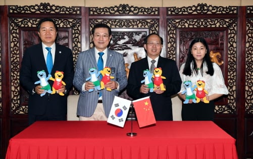 이용섭 광주광역시장은 지난 29일 오후 중국 국가체육총국에서 궈중원 체육총국장(장관), 저우지홍 수영협회장을 예방하고 2019광주세계수영선수권대회 성공 개최를 위한 지원 협약을 체결한 후 기념촬영을 하고 있다./사진제공=광주광역시