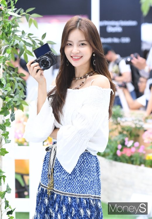 [머니S포토] P&I 2019  '카메라 봐주세요'