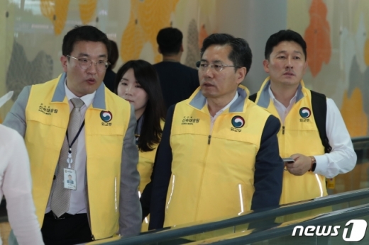 헝가리 부다페스트 다뉴브강에서 발생한 유람선 침몰사고 후속 대응을 위해 외교부 신속대응팀이 30일 오후 인천국제공항을 통해 부다페스트로 향하는 항공기에 탑승하고 있다. /사진=뉴스1