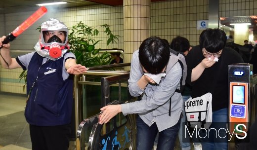 [머니S포토] 2019 을지태극연습, 역사 내 상황전파 승객대피 유도