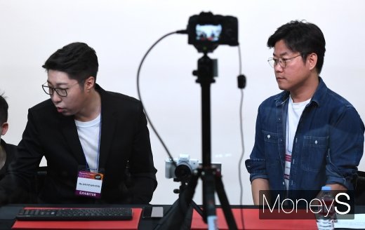 [머니S포토] 대도서관 방송 지켜보는 나영석PD (P&I 2019)