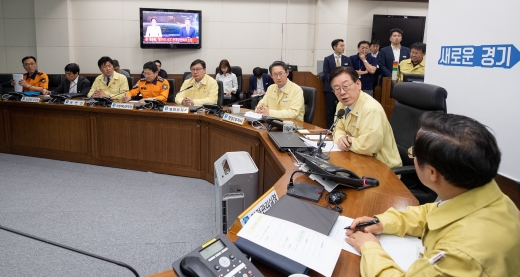 30일 긴급재난상황 점검회의 주재하고 있는 이재명 지사. / 사진제공=경기도