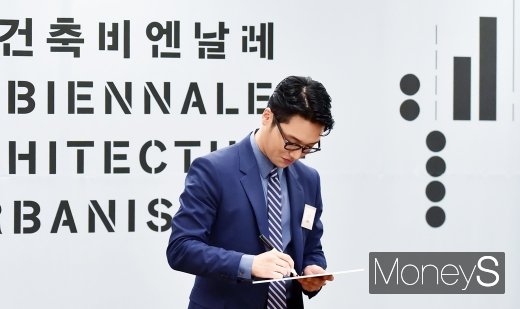 [머니S포토] D-100 서울비엔날레, 사인하는 변요한