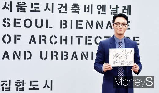 [머니S포토] 2019 서울비엔날레 변요한, 시원스러운 사인