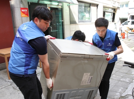2019년 상반기 하이투자증권 신입사원들이 지난 29일 서울 영등포구 소재 ‘구립 영등포노인복지센터’에서 일일 봉사활동을 하고 있다. /사진=하이투자증권