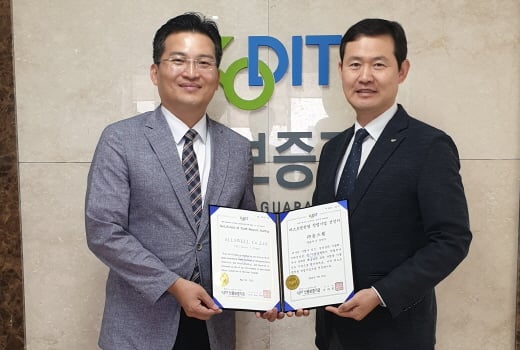 강연수 올스웰 대표(왼쪽)와 김현수 인천스타트업지점장. /사진=올스웰