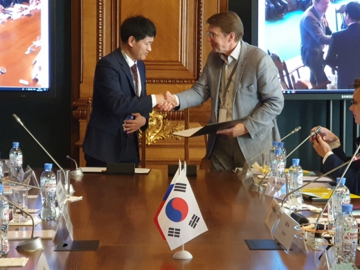 러스소프트 회장과 전략적 파트너십 협약 체결 모습. / 사진제공=경기도