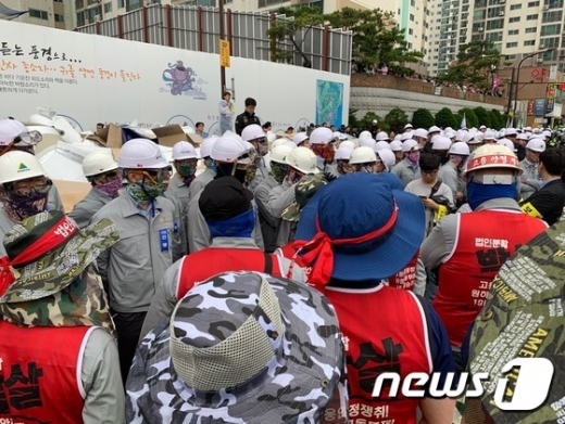 현대중공업 주주총회 진행요원 500여명이 주총예정 장소인 한마음회관 진입을 시도했으나 노조원들에게 저지돼 대치 중인 모습. /사진=뉴스1