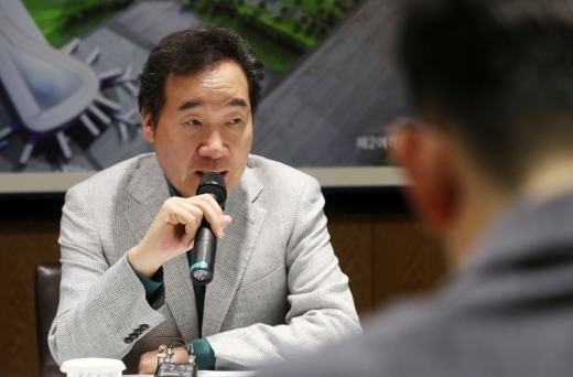 이낙연 국무총리가 18일 오후 인천 중구 인천국제공항 제1터미널에서 열린 아프리카 돼지열병(ASF) 국경검역 현장점검에 앞서 모두발언을 하고 있다. /사진=뉴시스 DB