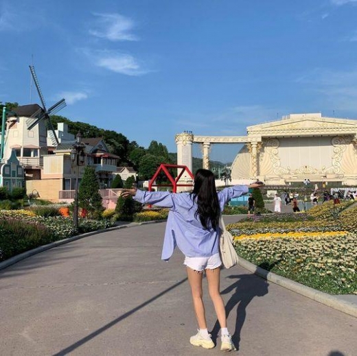 설현, 놀이동산 청량한 나들이룩 '우월 각선미'