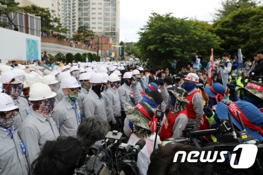 31일 오전 현대중공업 물적분할(법인분할) 의결을 위한 임시주주총회가 열릴 예정이던 울산 한마음회관에서 노사가 대치하고 있는 모습. /사진=뉴스1 조민주 기자