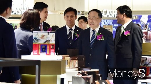 [머니S포토] 인천공항 입국 면세점 둘러보는 홍남기 부총리