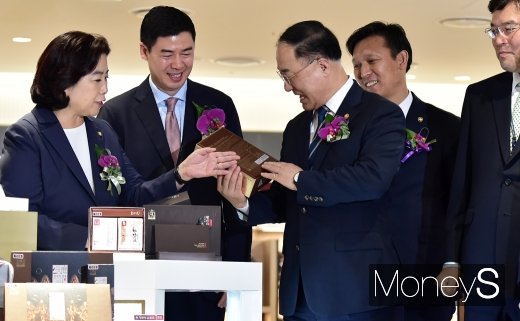 [머니S포토] 홍남기 부총리, 