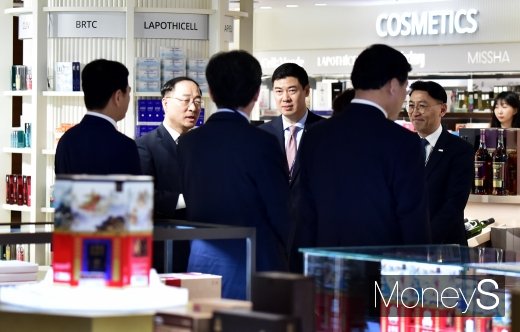 [머니S포토] 인천공항 입국 면세점에서 의견 나누는 홍남기