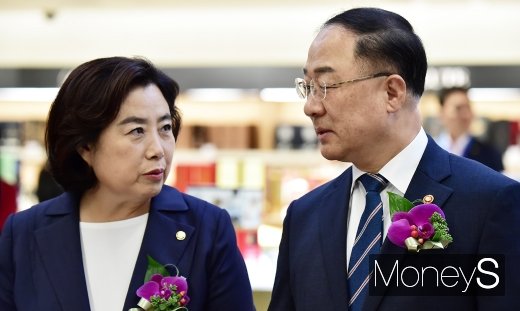 [머니S포토] 인천공항 입국 면세점에서 대화 나누는 홍남기-박순자