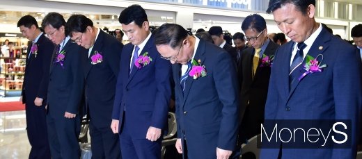 [머니S포토] 홍남기 부총리, 헝가리 유람선 사고 희생자에 대해 묵념