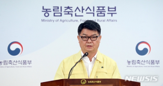 오순민 농림축산식품부 방역정책국장이 31일 오전 정부세종청사에서 북한에서 발병한 아프리카돼지열병 상황과 국내 유입 차단 방역강화 방안에 대해 설명하고 있다. /사진=뉴시스