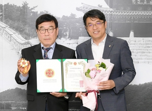 광주조선백자요지 5년 연속‘대한민국 명가명품 대상’ 수상 (왼쪽 신동헌 시장). / 사진제공=광주시