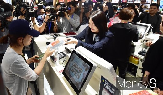 [머니S포토] 인천공항 입국면세점 첫 고객은 누구?