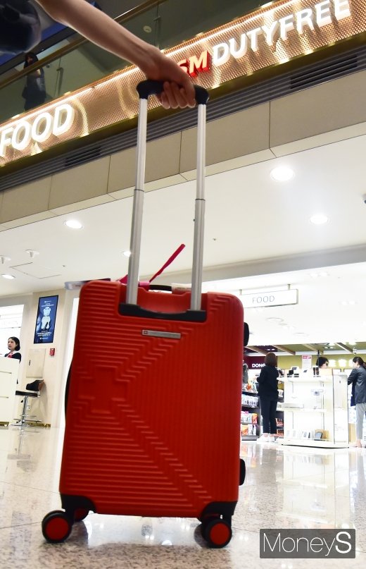 [머니S포토] 여행객들 관심 속 인천공항 입국 면세점 정식 개장