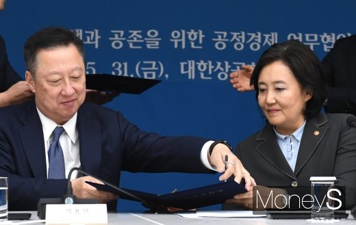 [머니S포토] 업무협약서 주고 받는 박용만·박영선