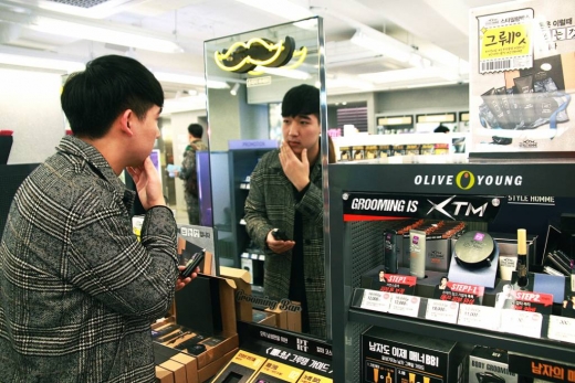 CJ올리브영 그루밍존에서 한 남성고객이 제품을 체험하고 있다. / 사진제공=올리브영